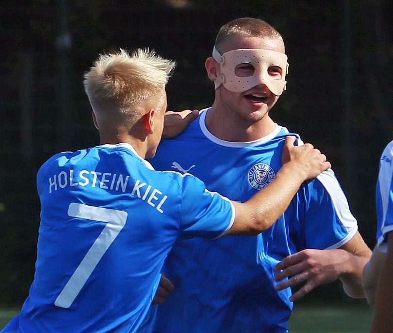 20190831 Der Kieler Thies Richter gratuliert Maskenmann Ben Nohns zu seinem Führungstreffer