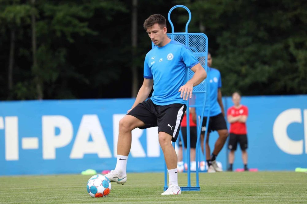 Daniel Hanslik tritt in Zukunft auf dem Betzenberg gegen den Ball